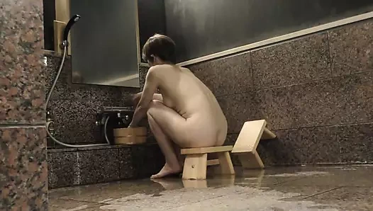 Banyoda seks yapmak özel bir zevk ve daha da sert itiyorum! Spermini ağzıma at!