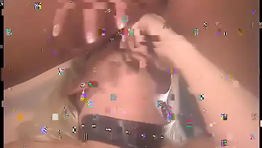 Esmer ve sarışın şampiyonlar gibi büyük bir yarağı ve derin gırtlağını paylaşıyor