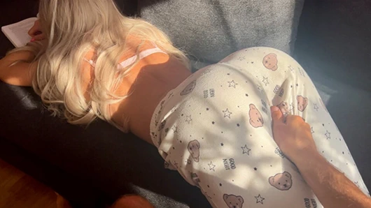 Üvey kız kardeş, okumayı bırak ve gel em ve büyük yarağıma bin lütfen bakış açısı