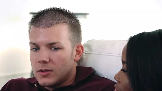 Muhteşem zenci üvey anne üvey kızının erkek arkadaşıyla tanışıyor ve paylaşıyor