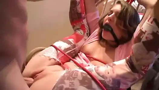 Bağlı ve esnemeler sıkı kedi becerdin