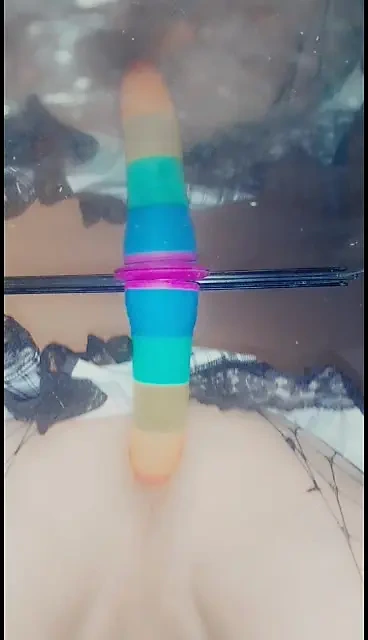 Sevimli kadın büyük dildoyla eğleniyor