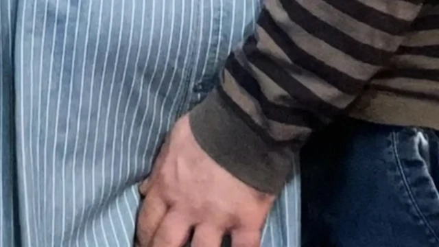 Rastgele yabancının elbisenin altında yapışkan parmakları