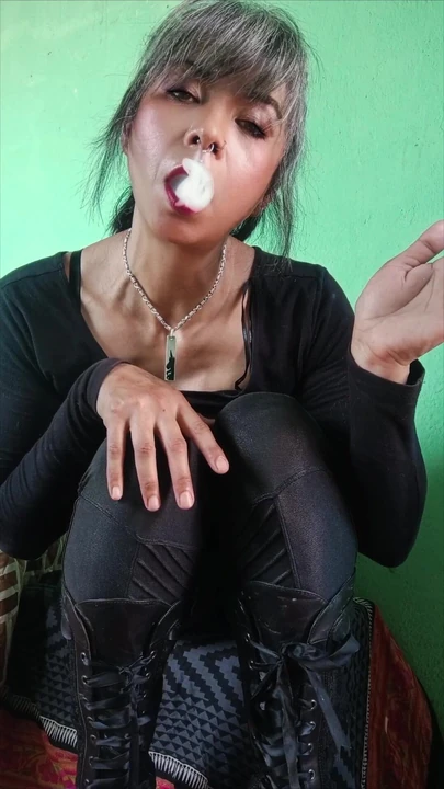 Siyah içinde sigara içiyor