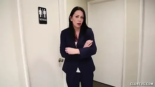 Üvey anne işte üvey oğlunun azgın sikini sıvazlıyor