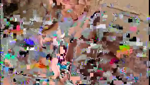 Sıcak uzun saçlı sarışın biner ve büyükbabanın eski horoz emmek