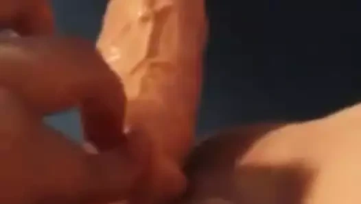 Ateşli endişeyle onu kedi üzerine itmeye çalışıyor