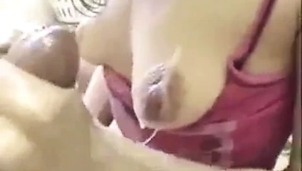 Şaşırtıcı meme uçları üzerinde boşalmak !!!!