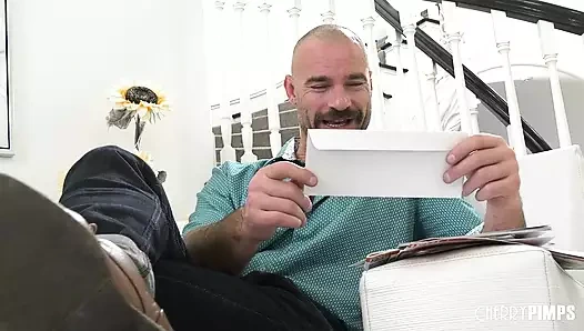 İri göğüslü kötü üvey kız öğrenci Charlotte Sins üvey babası Charles Dera'yı baştan çıkarıyor