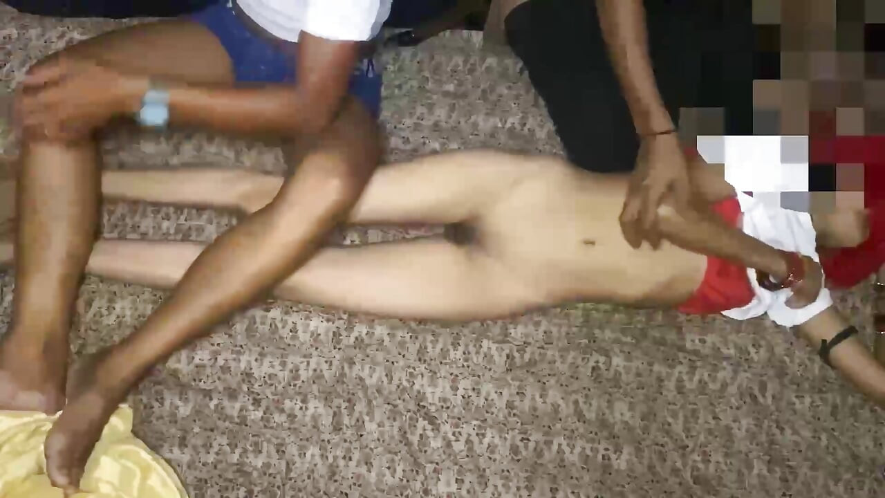 İki adam tarafından seksi ateşli edepsiz kız