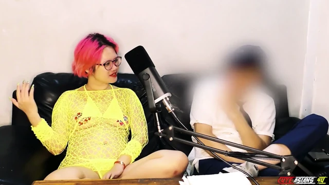 Seks Sırları Hakkında 15 Dakikalık Podcast Röportajı, Sonra Sunucular Konuğu Sikiyor