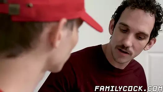 Twink hoşlanır her inç arasında stepdaddys büyük raw horoz