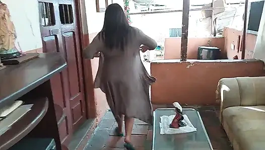 New York Amerika Birleşik Devletleri'nden 18 yaşındaki esmer büyük sarkık memeler üvey erkek kardeşinin büyük yarağının kırmızı götünü sikiyor