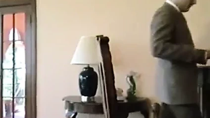 Yalnız ev kadını bir yabancıyı baştan çıkardı