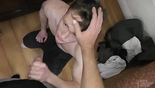 Kaslı genç kızın sıkı deliği iki yaşlı dominant tarafından ağrılı bir şekilde genişletiliyor