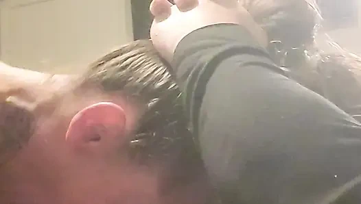 Boğazını yalıyor