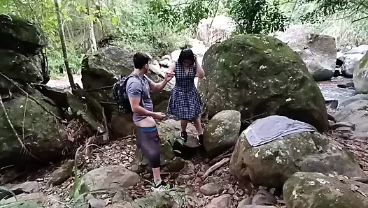 İLK BÖLÜM ORMANDA PARTNERIMLE SIKIŞIYOR.. Beni sikiyorlar, emiyor ve üstüme boşalıyorlar.. Ormanda