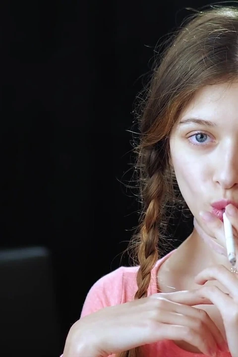 Seksi Rus baştan çıkarıcı kadın sigara içiyor
