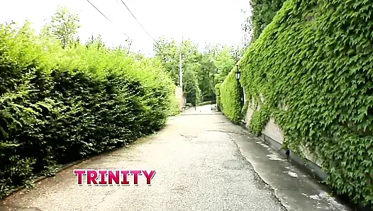 Fahişe Trinity'nin tek bir düşüncesi var: uzun, sert ve hepsi içeri! Sadece Nick'inki kadar büyük yaraklar