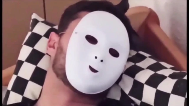 Bir adam maskeli bir adam tarafından sikiliyor ve ona dölünü yutturuyor