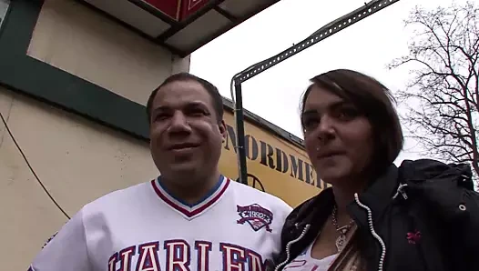 Genç seksi esmer arkadan sağlam bir yarak alıyor