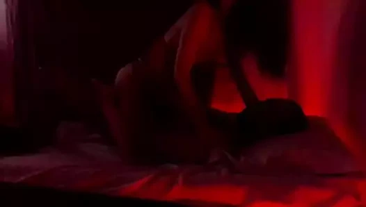Romantik seks, kırmızı ışık altında tutkuyla sikişiyoruz