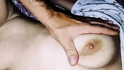 Karı koca ve arkadaşı sırayla karısının deliklerini esnetiyor