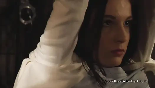 Tombul soluk beyaz büyük doğal göğüsler leasbian köle azgın madam tarafından soyunuyor