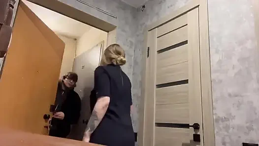 Öğrenci ödevini yapmadı, bunun için öğretmen onu sikiyor ve onu çıplak tekmeledi