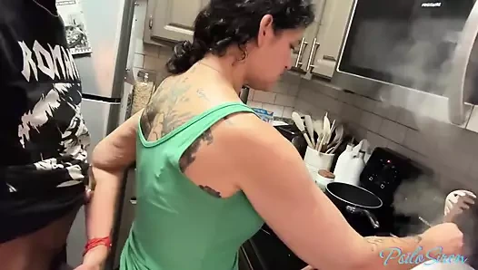 Baharatlı tradwife life - ırklararası çift akşam yemeğini pişirirken mutfakta sikişiyor psilo siren matt bishop