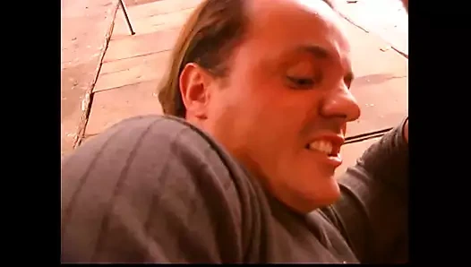 Aldığı büyük yaraklarla sikilirken amatör üçlü seks