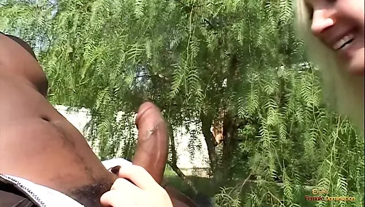 Büyük zenci yarağı çoraplı ateşli sarışın kızın sıkı amını parçalıyor