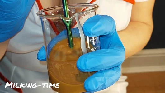 Cfnm hemşire bölüm 5: sürtük evli kadın sperm örneği içiyor (sağım zamanı)