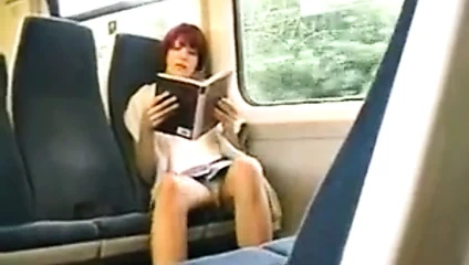 kamuda uzun bacaklı bir kızıl saçlı gözetleme