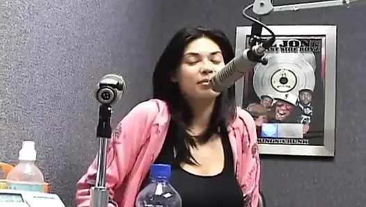 Honolulu'da Tera Patrick'in yer aldığı radyo röportajı