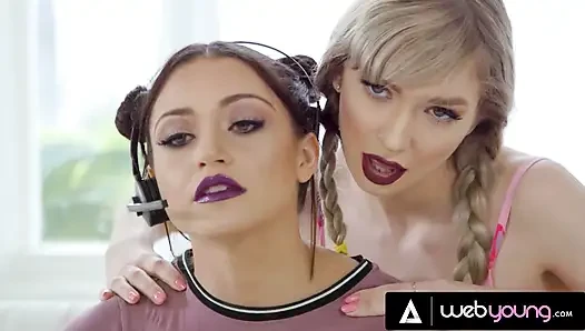 Horny Marykate Moss Turns Focused Gamer Girlfriend Avi Love’s Shoulder Rub Into Hot Pussy Fingering