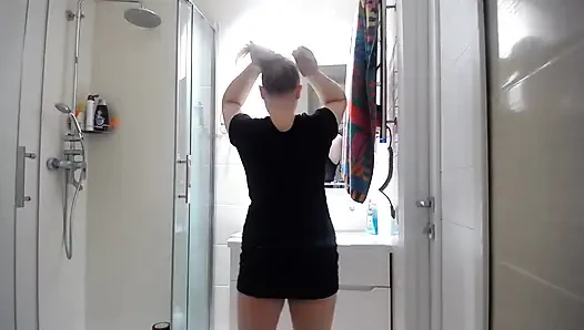 Genç kız yüzü için maske yapıyor