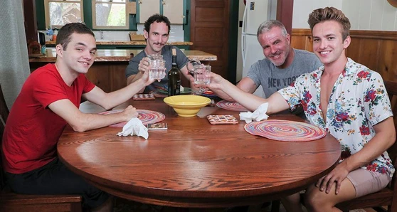 üvey baba ve iri parça dede ile iki twink üvey aile alem