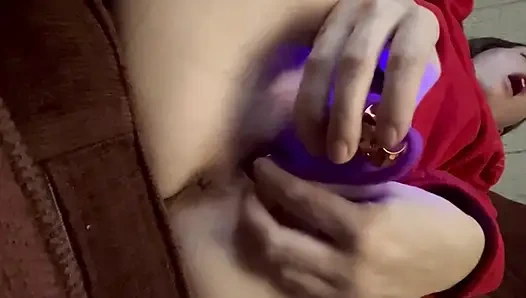 Üvey kız kardeş oyuncağını kullanırken bana izletiyor