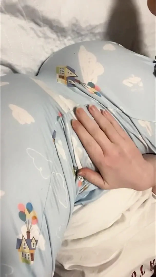 Kremsi amcık yapay penisin her yerine sidik fışkırtıyor