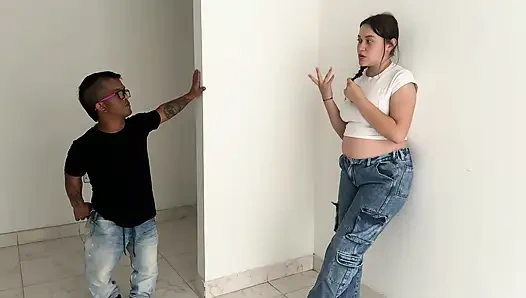 Zengin hamile bir emlakçıyı sikiyorum, böylece evini kiralamama izin veriyor ve sonunda büyük yarağımı içine sokuyorum.