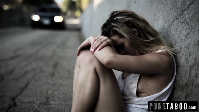 Юная девственница встречает богатого покровителя с большой елдой - кримпай