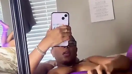 Seksi zenci bebek amcığını parmaklıyor ıslak dildo