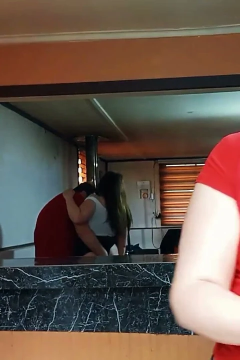Karımın Arkadaşını Mutfaktayken Kayınvalidemle Telefonda Konuşurken Sikiyorum.