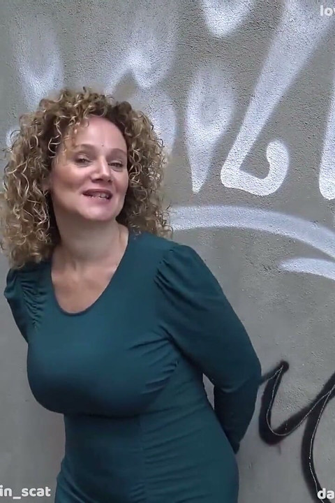 İri göğüslü Merce genç bir adamla sikişmek istiyor, bu yüzden onunla ve üvey babasıyla üçlü seks yapıyor