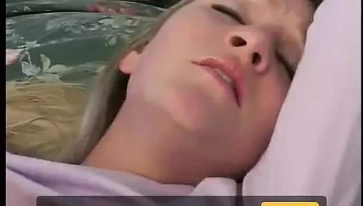 Ateşli sarışın genç kız amını ve götünü siktiriyor