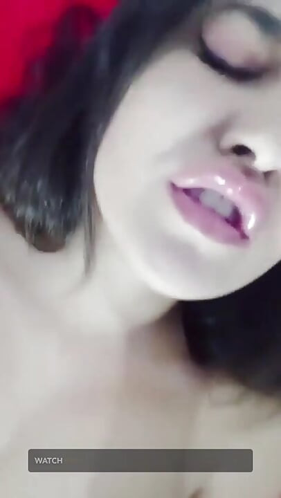 Sevimli kız erkek arkadaşım için çıplak selfie