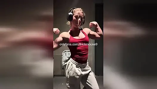 Tiktok kazası: kaslı 18 yaşındaki kız ıslak amcığını canlı olarak teşhir ediyor!