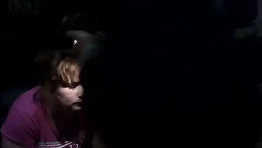 Ben film çekerken karanlıkta sikimi emiyor
