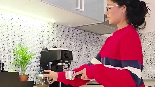 Kahvaltı Yapacaktım Ama Mutfakta Islak Bir Sabah Mastürbasyonu Yaptım